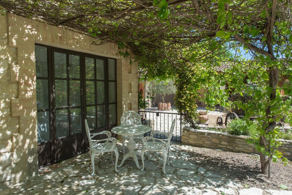 Gite Des Carmes And Spa Le Thor Exterior photo